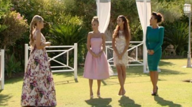 Momento de 'Un príncipe para tres princesas' con las tres protagonistas y, de espaldas, Luján Argüelles, presentadora