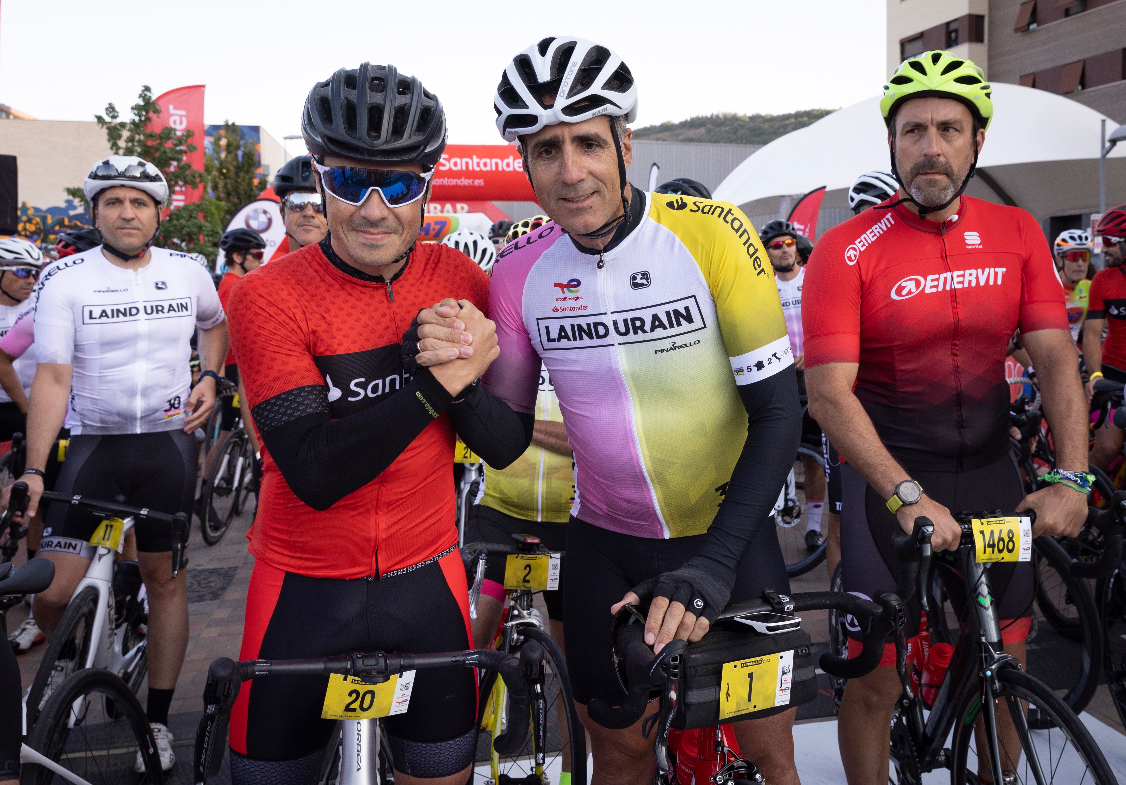 VILLAVA (NAVARRA), 23/07/2022.- El exciclista Miguel Induráin (2d) y el triatleta profesional y cinco veces campeón mundial, Javier Gómez Noya (i), momentos antes del tradicional corte de cinta antes de dar comienzo la prueba cicloturista &quot;La Induráin&quot;, con salida y llegada en Villava, que se celebra este sábado con tres recorridos y los maillot del Giro y el Tour al coincidir con el 30 aniversario del primer doblete de Miguel Induráin. EFE/Villar López
