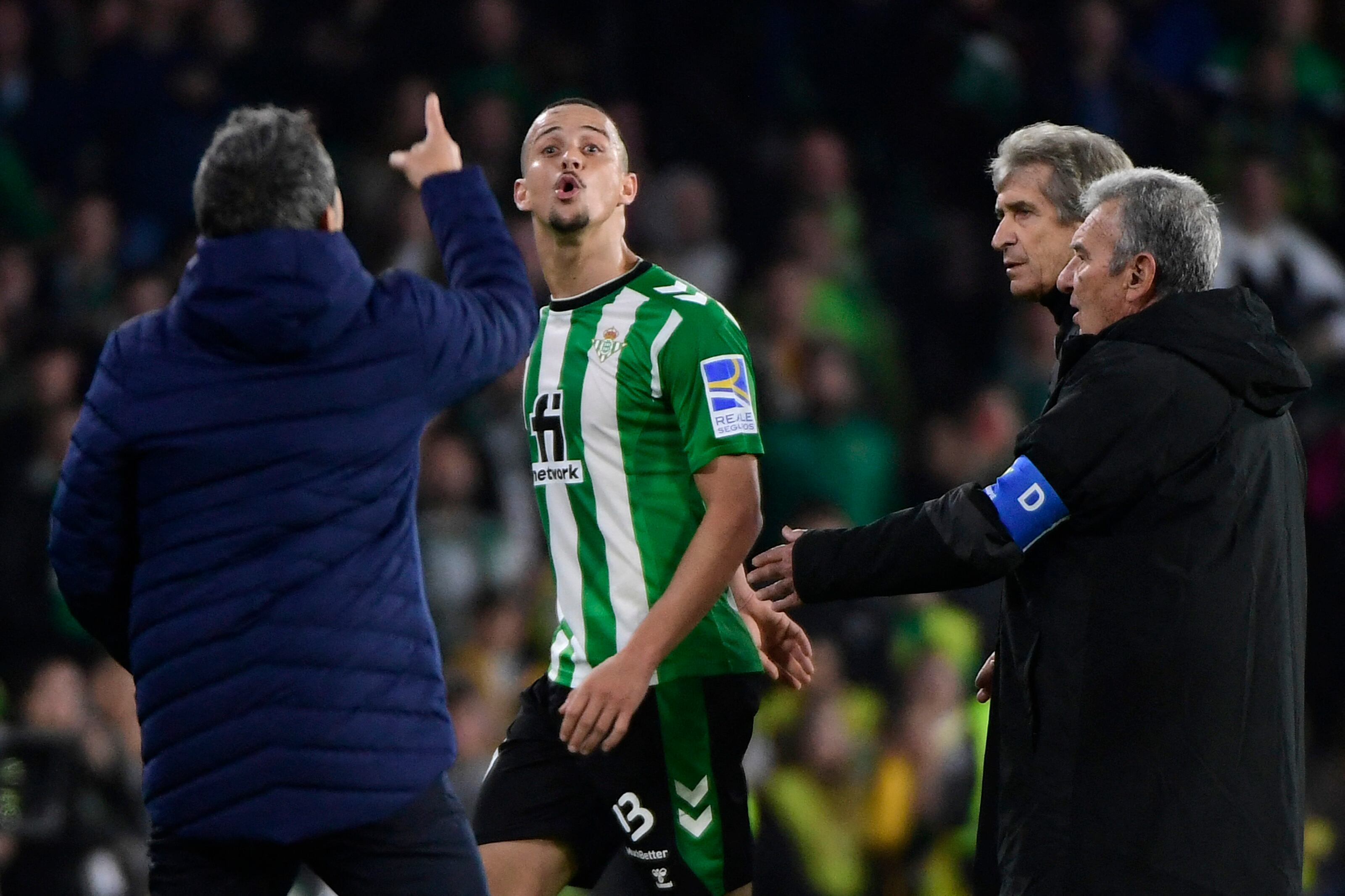 Valverde se encara con Luiz Felipe tras su expulsión en el Betis - Athletic Club (Photo by CRISTINA QUICLER/AFP vía Getty Images)