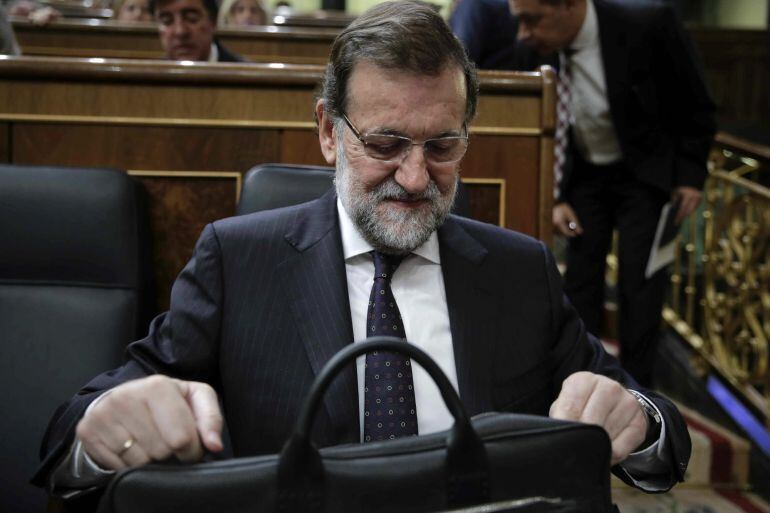 GRA018. MADRID, 27/05/2015, 27/05/2015.- El presidente del Gobierno, Mariano Rajoy, antes del inicio de la sesión de control al Gobierno celebrada hoy en el Congreso de los Diputados. EFE/Emilio Naranjo