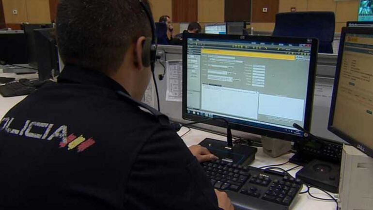 Un agente del Cuerpo Nacional de Policía, ante el servicio del 091.