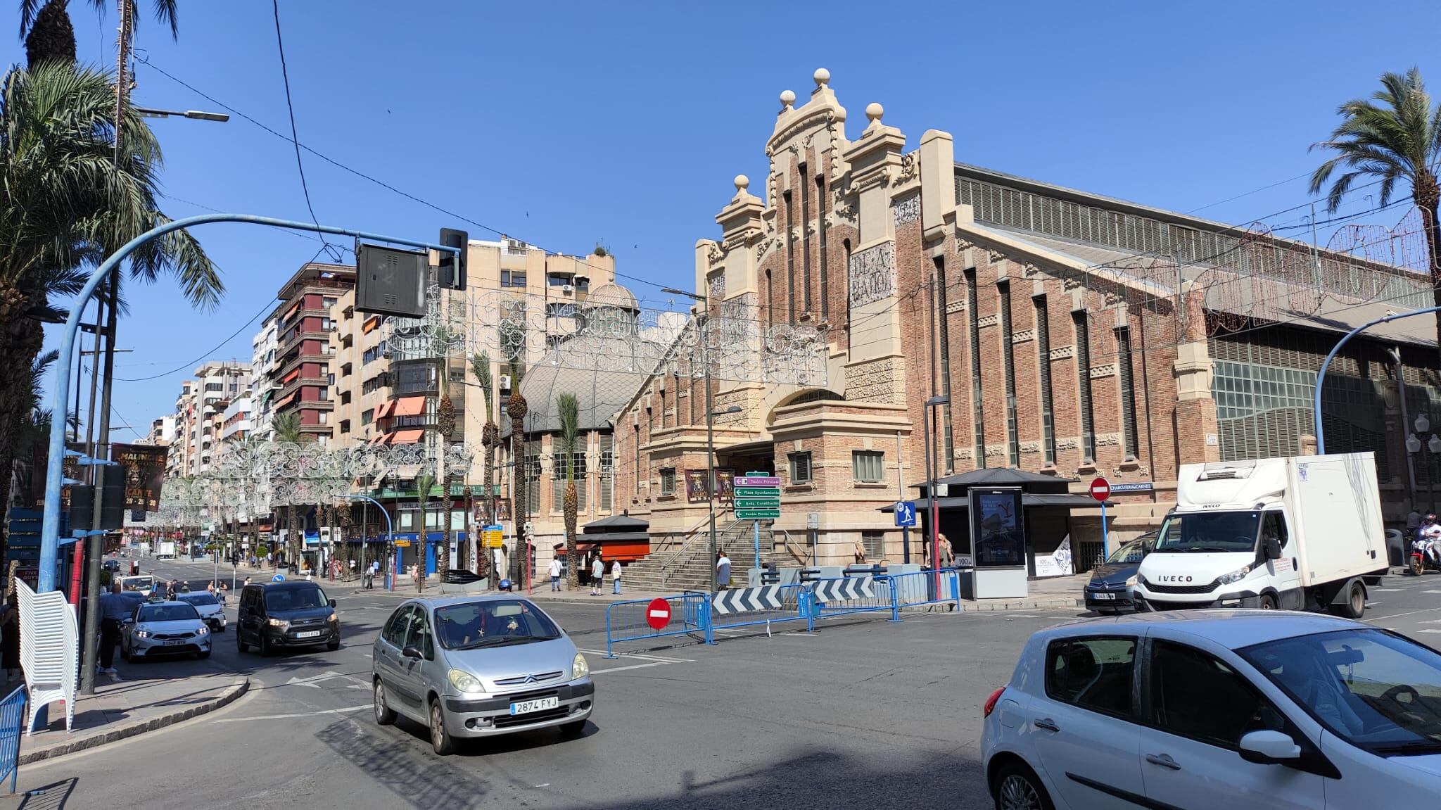 Avenida de Alfonso Décimo el Sabio cortada con motivo de las Hogueras