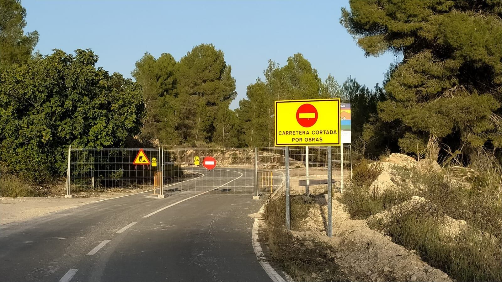 Parte de la CV-711 está cortada por las obras de reparación del firme y mejora del drenaje en este vial que une Beniarrés con Planes por el pantano.