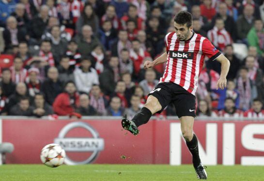 GRA489. BILBAO, 10//12/2014.- El centrocampista del Ath. de Bilbao, Markel Susaeta, golpea el balón para conseguir el segundo gol del equipo bilbaino, durante encuentro correspondiente a la fase de grupos de la Liga de Campeones, que han disputado esta noche frente al Bate Borisov en el estadio San Mamés, Bilbao. EFE/ALFREDO ALDAI.