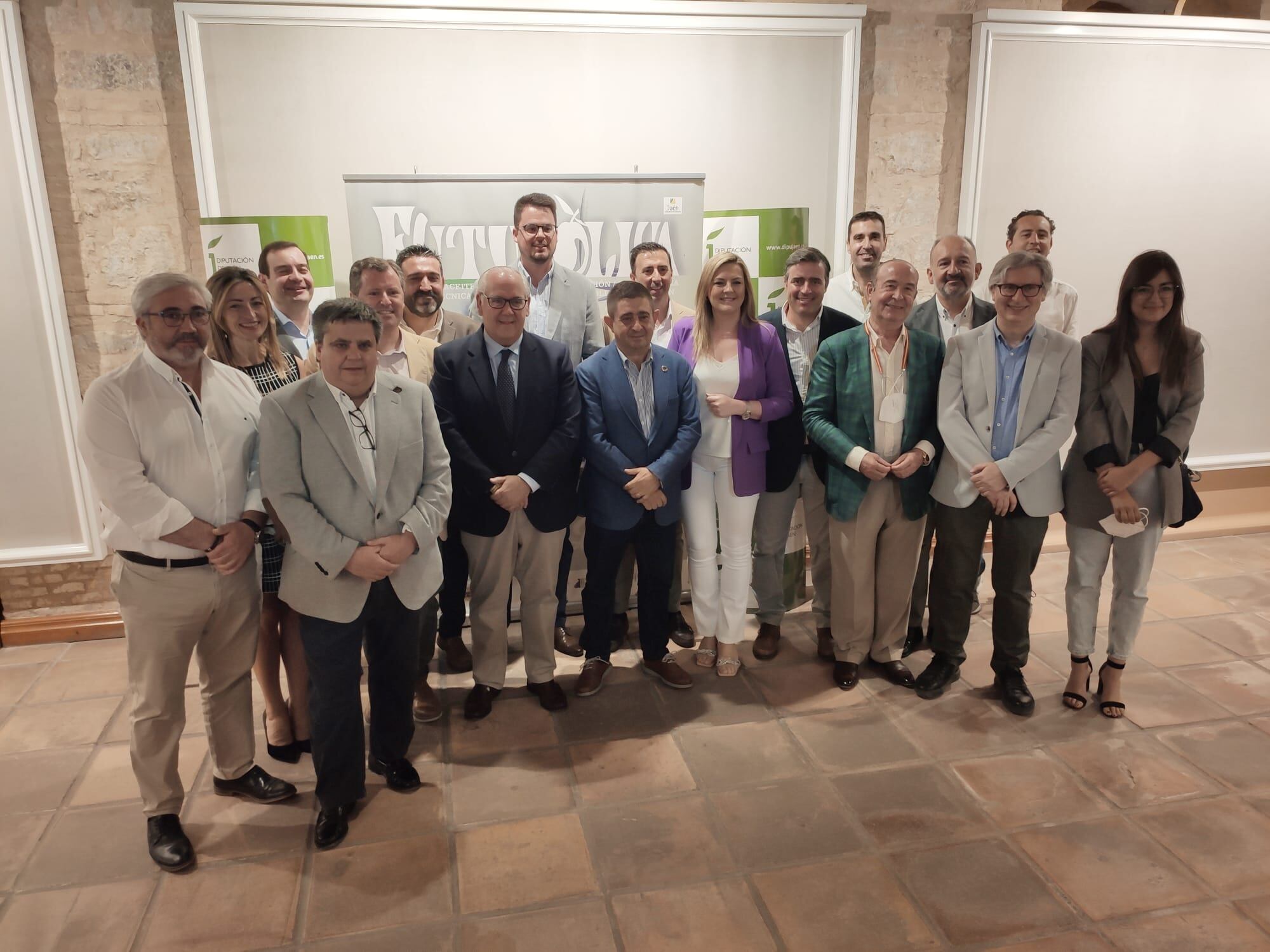 Organizadores posan junto a responsables, patrocinadores y colaboradores de la edición 2022 de Futuroliva en Baeza