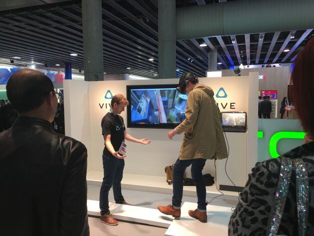 El stand de HTC nos permite experimentar un salto al vacío en realidad virtual. Y es vertiginoso.