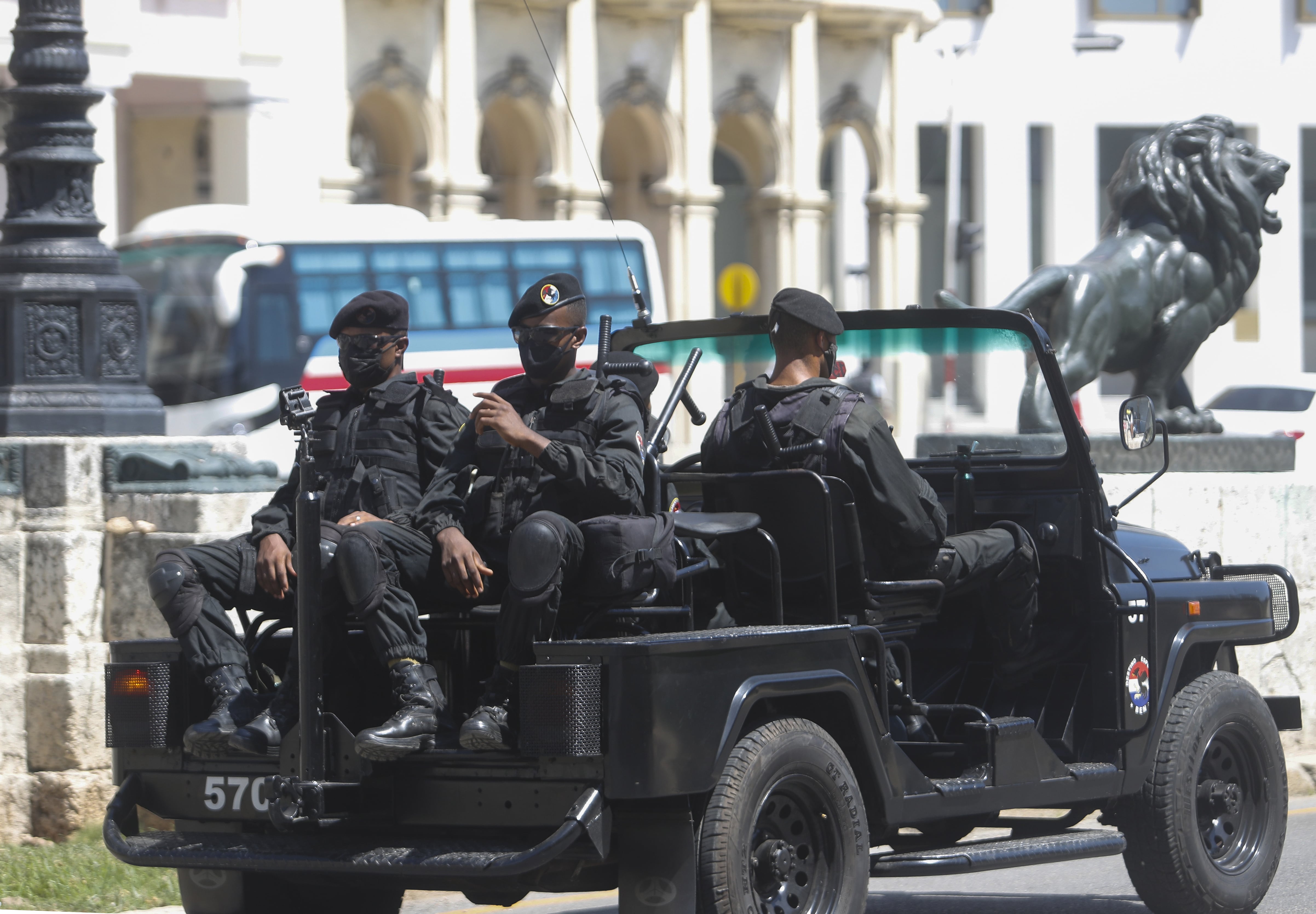 Agentes de las fuerzas especiales patrullan las calles de La Habana