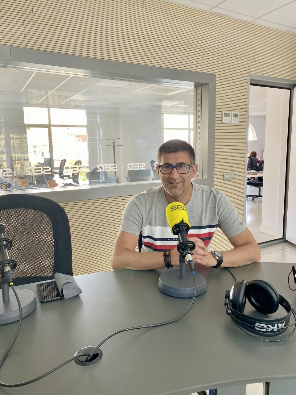 Mauro Pérez, en los estudios de Radio Club Tenerife.