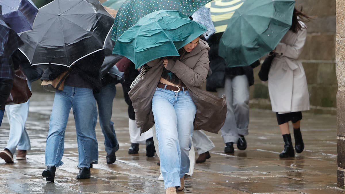 Dos cómicos hacen lo que todo el mundo quiere y salen a recoger firmas para que deje de llover: "La gente está hasta los cojones"
