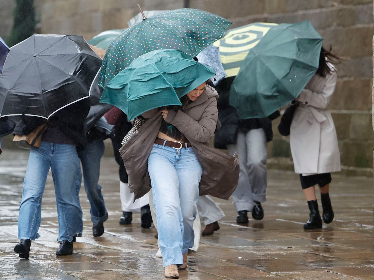 Dos cómicos salen a recoger firmas para que deje de llover: "La gente está hasta los cojones"