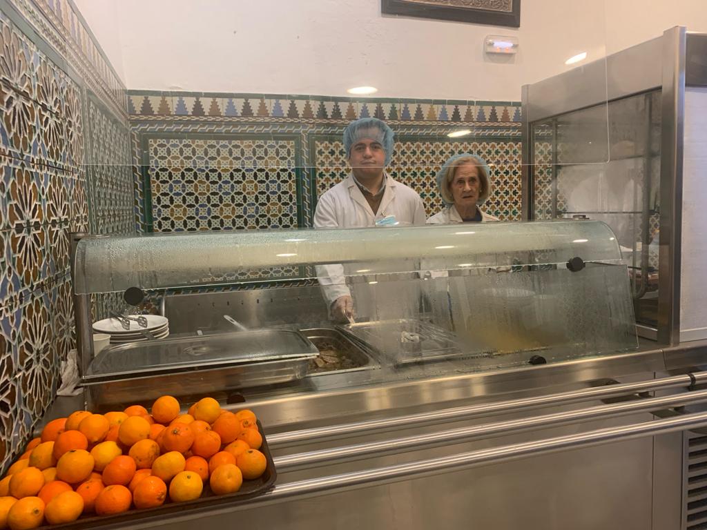 Voluntarios de la cocina del comedor social de San Juan de Dios en Sevilla