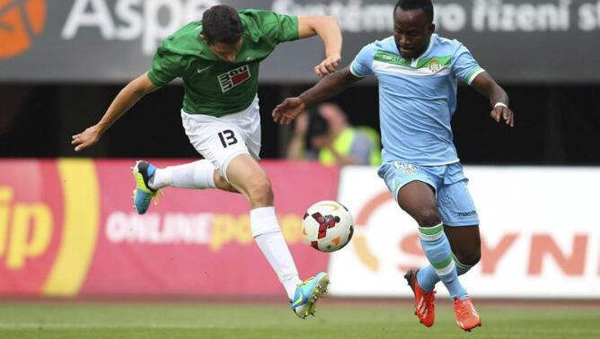 El jugador congoleño del Real Betis Cedric Mabwati lucha por el control del balón ante Pavel Elias, del Jablonec, durante un partido de ida de la fase clasificatoria de la Liga Europa