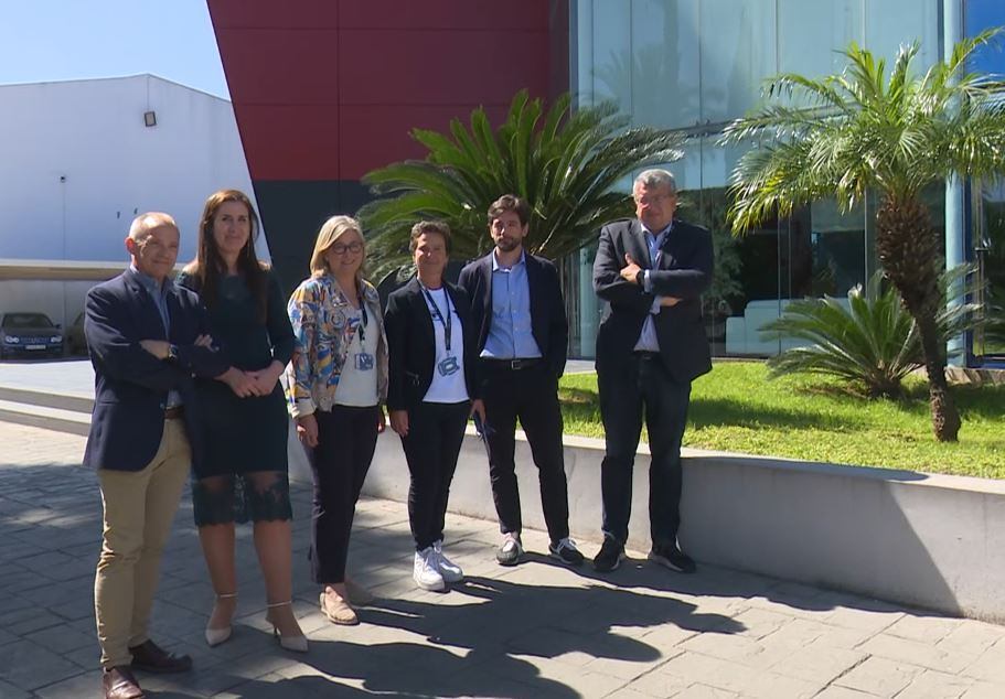Adrián Vázquez, Mamen Peris y la candidata de Gandia Estefanía San Agustín, junto a representantes de la empresa.