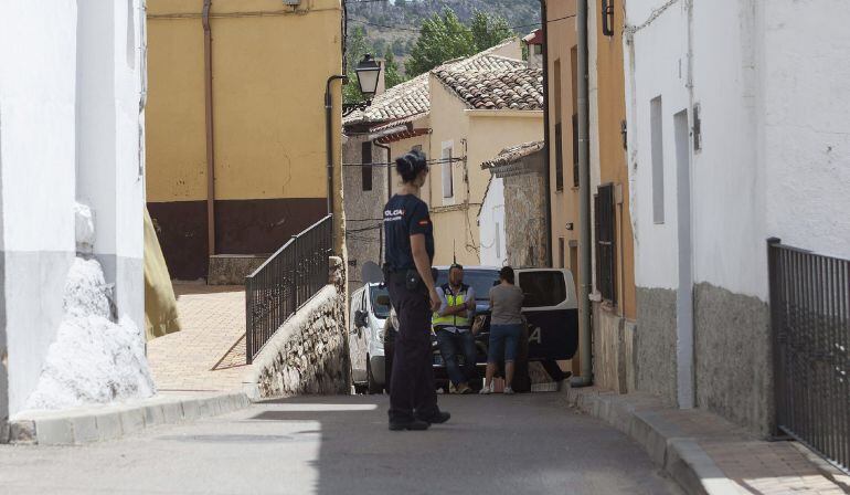 Efectivos de la Policía Nacional y la unidad canina, durante el registro de la casa familiar de Sergio Morante en la localidad conquense de Palomera. 