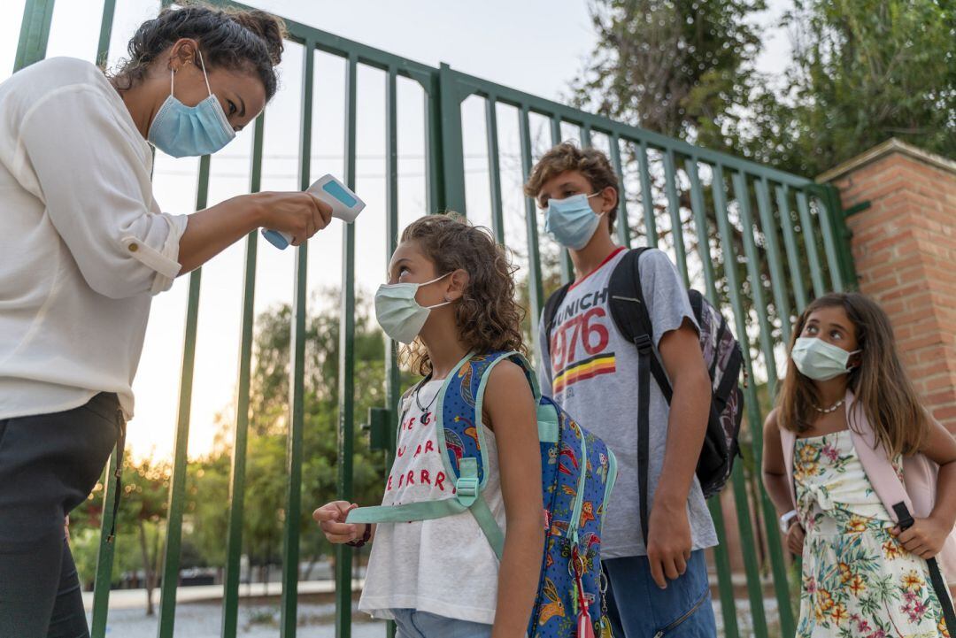 Toma de temperatura a la entrada de un colegio en España