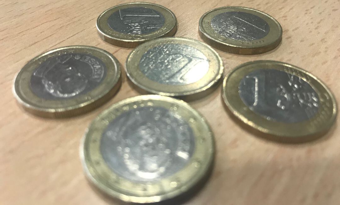 Imagen de varias monedas de un euro 