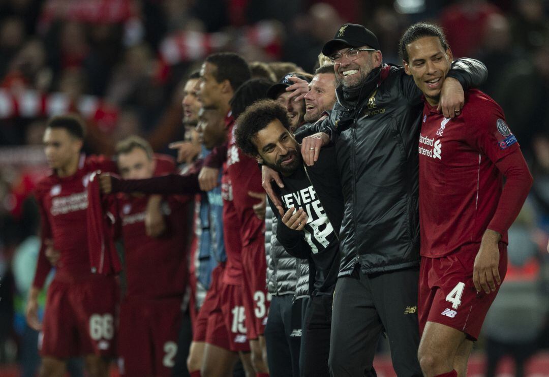 Los jugadores del Liverpool y Klopp celebran la victoria ante el Barça.