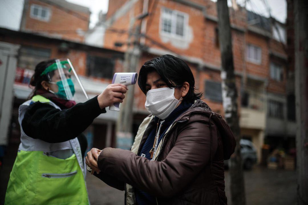 Toma de temperatura del personal sanitario en Buenos Aires. 