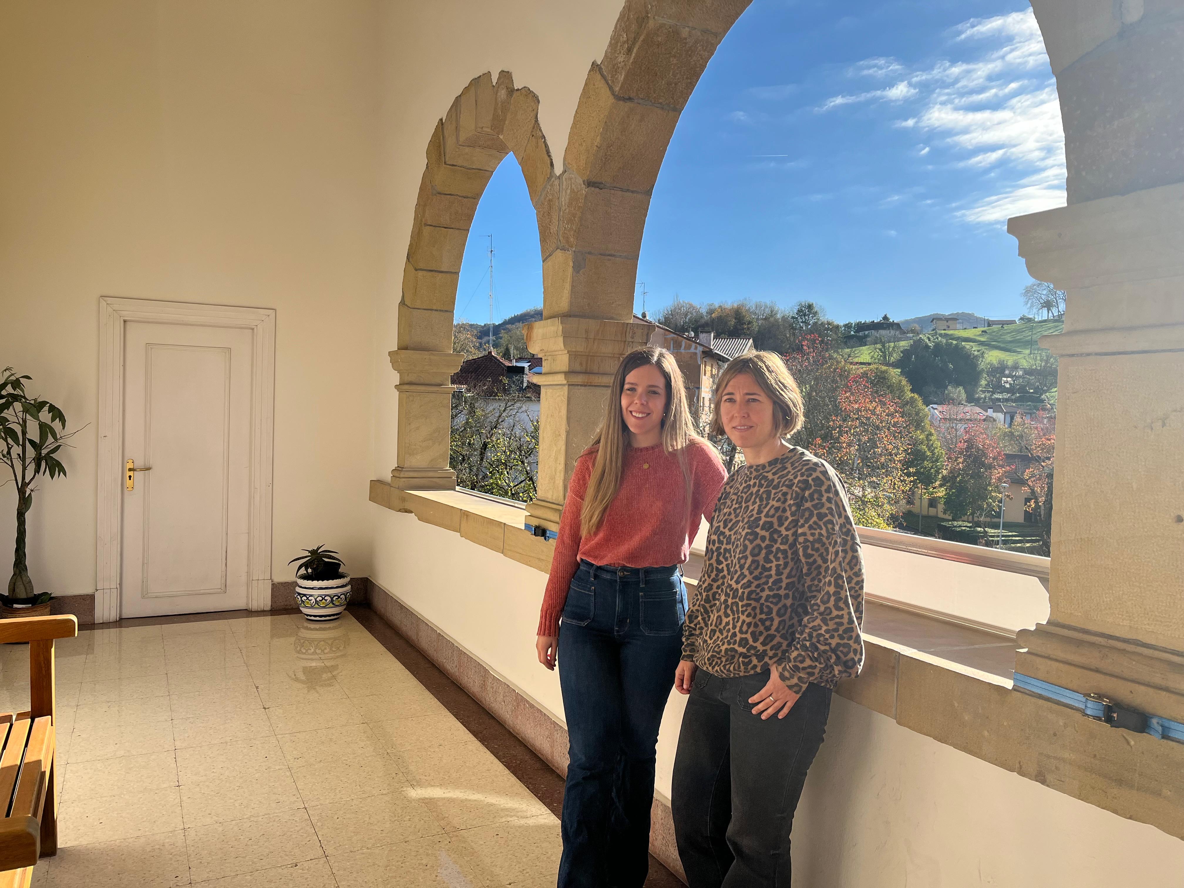 La delegada de Educación y Juventud del Ayuntamiento de Irun, Sandra Caballero junto a la directora del Euskaltegi Municipal, Miren Tolosa.