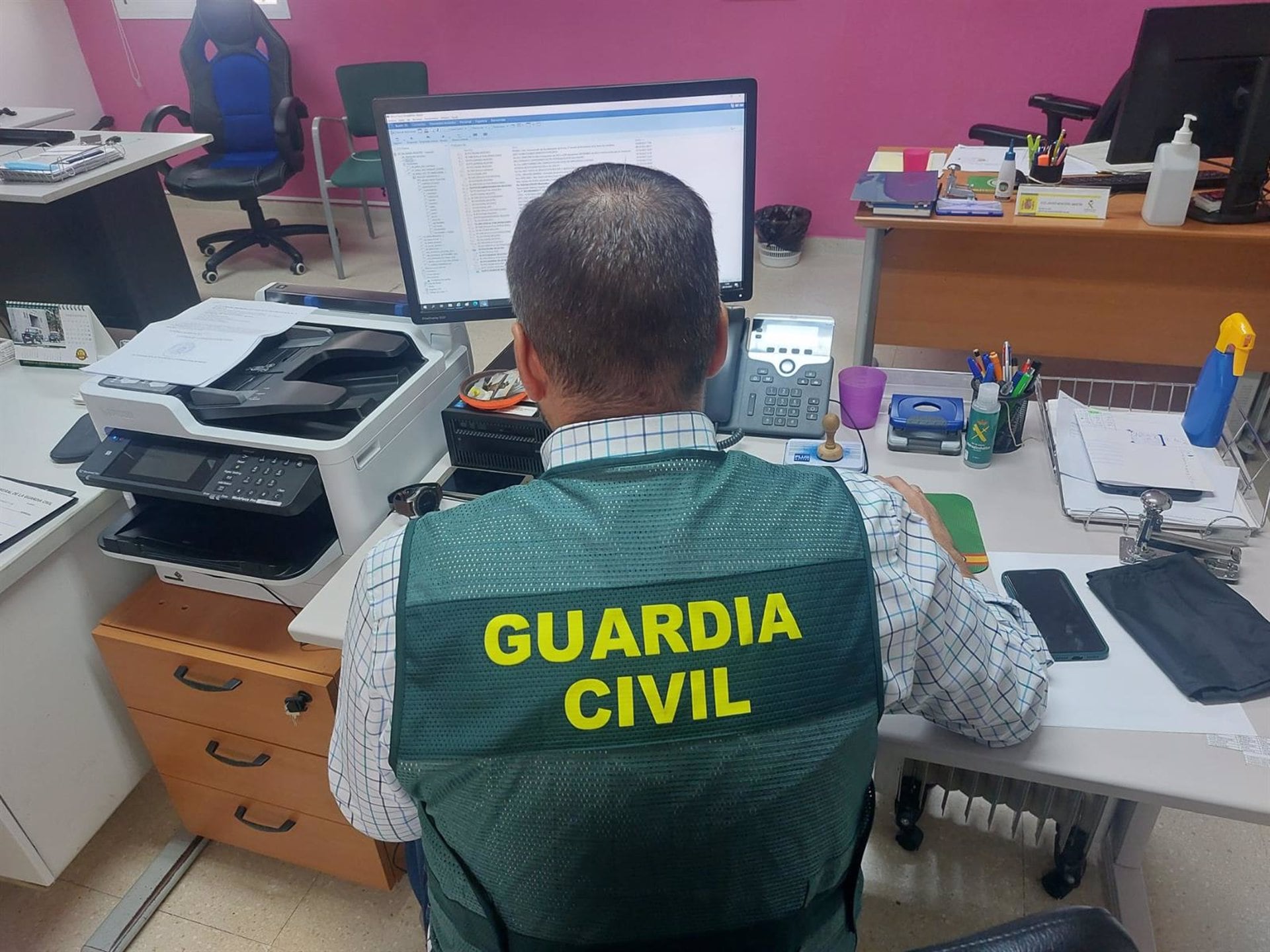 Un agente de la Guardia Civil realizando gestiones por internet