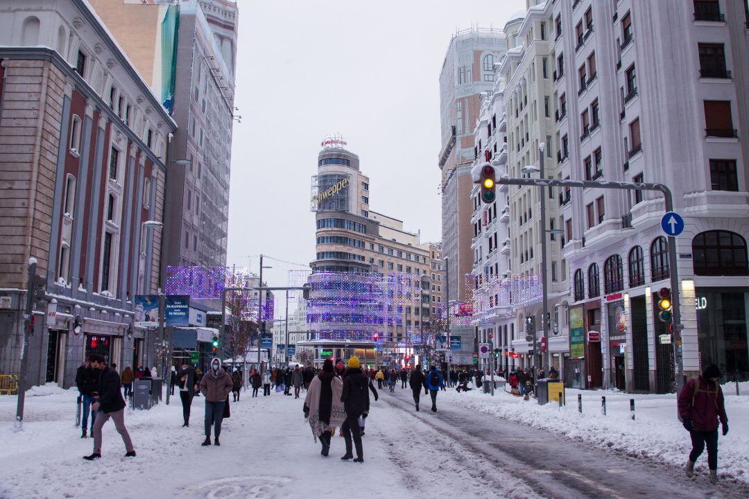 Transeúntes pasean por la Gran Vía durante la gran nevada provocada por la borrasca ‘Filomena’, en Madrid.