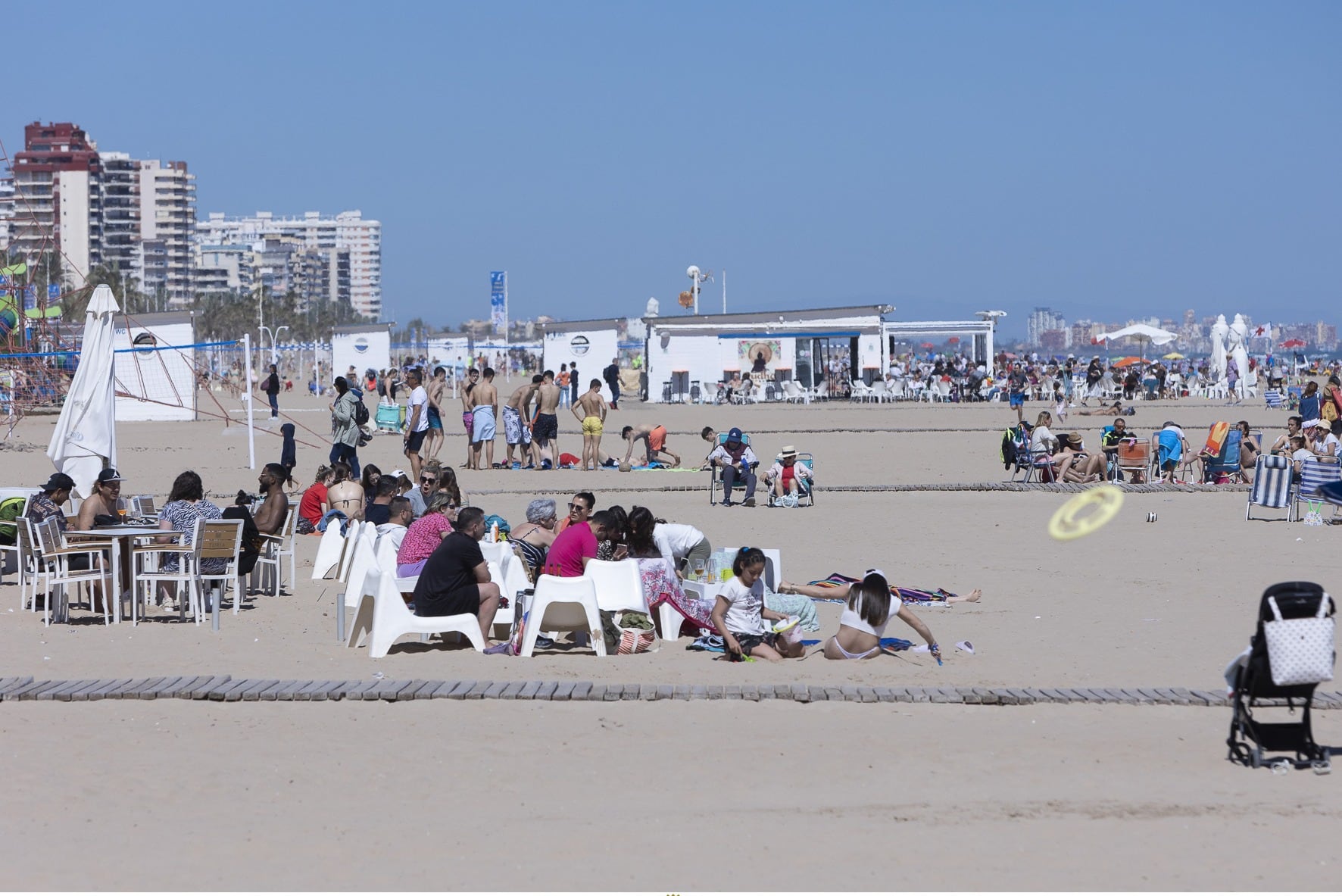 La playa de Gandia durante estos días de Pascua.