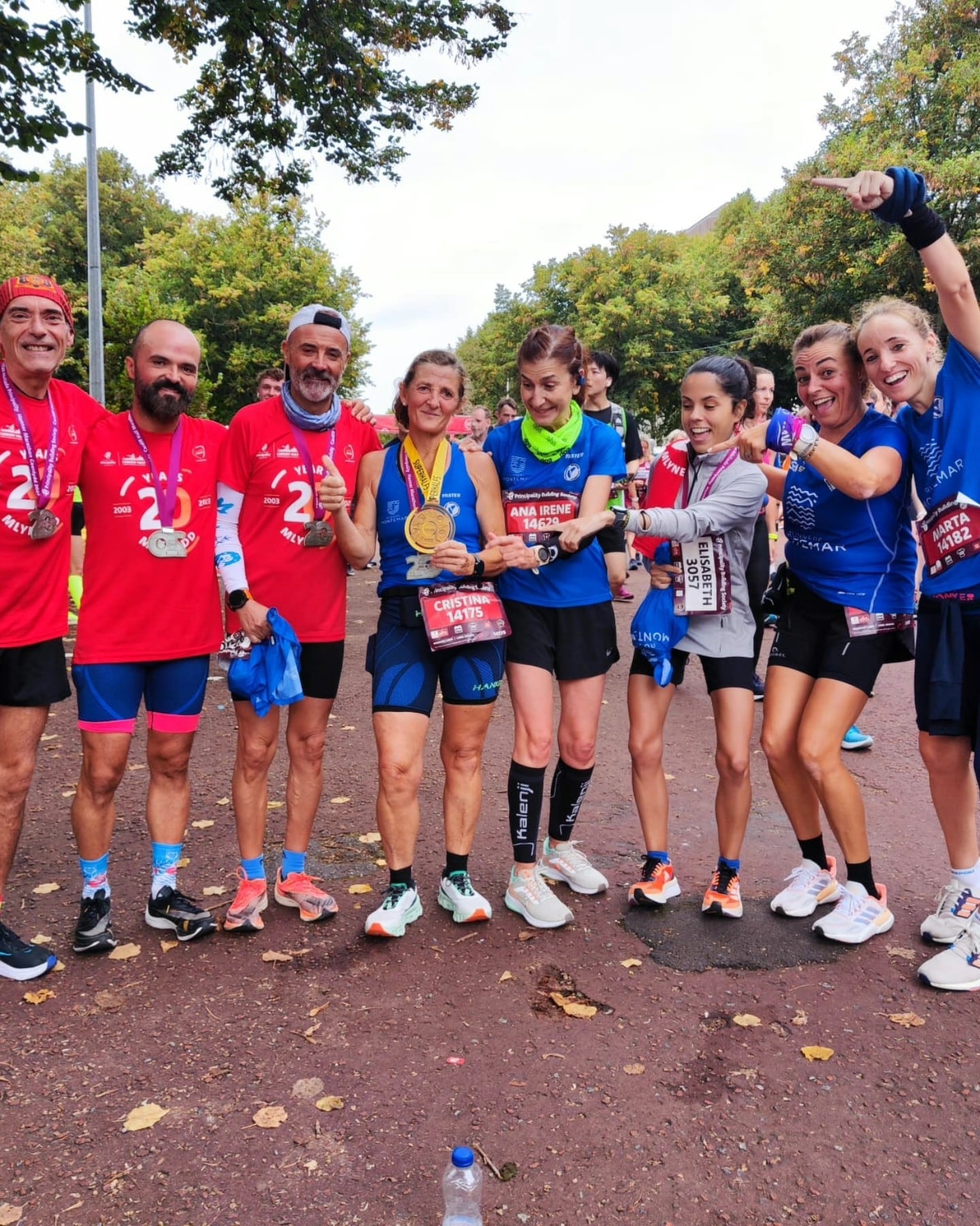 Con más compañeros de equipo tras terminar la Media Maratón de Cardiff