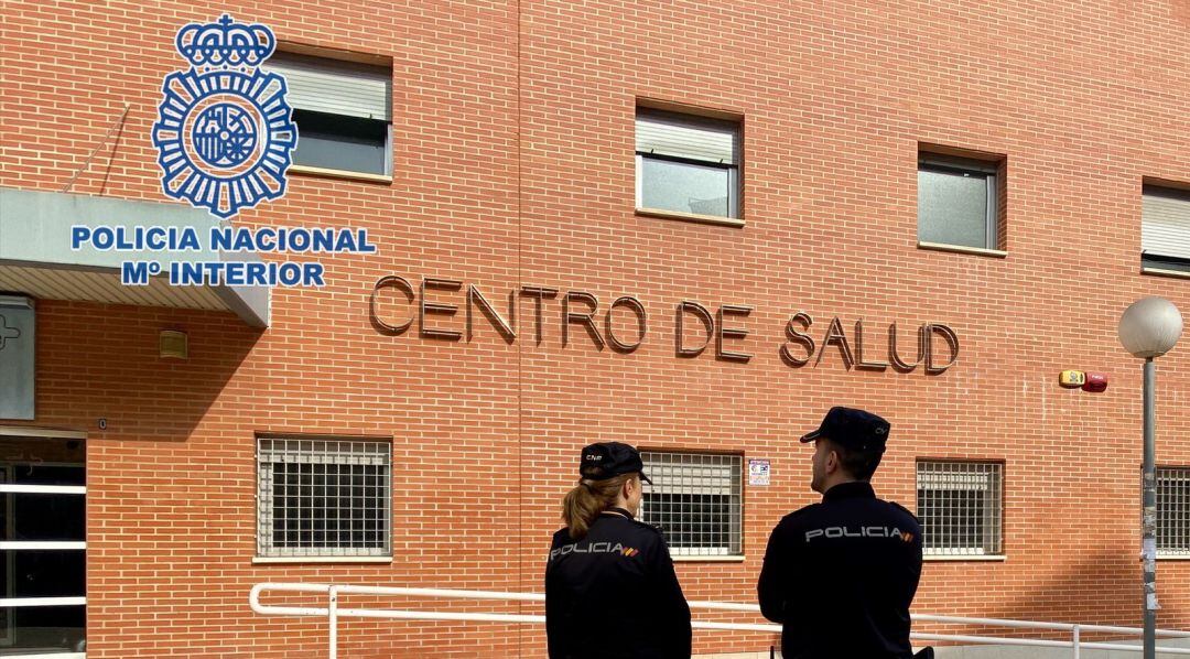 Unos agentes de la Policía Nacional frente al Centro de Salud