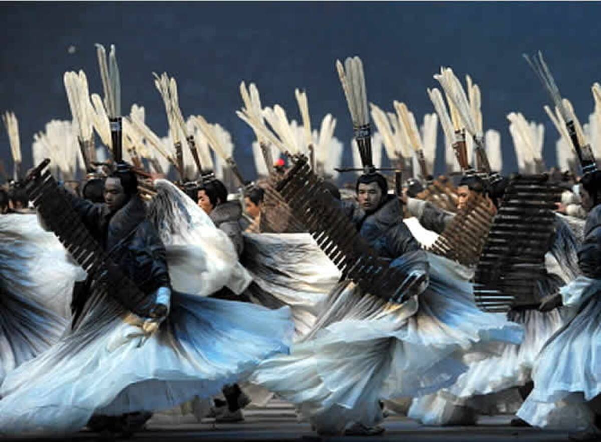 Los artistas muestran sus dotes de baile, que han preparado durante tres años, en la ceremonia de inauguración de los Juegos.