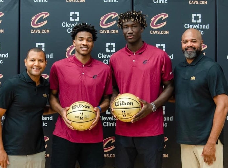 De izquierda a derecha Koby Altman, Ochai Agbaji, Khalifa Diop y J.B. Bickerstaff