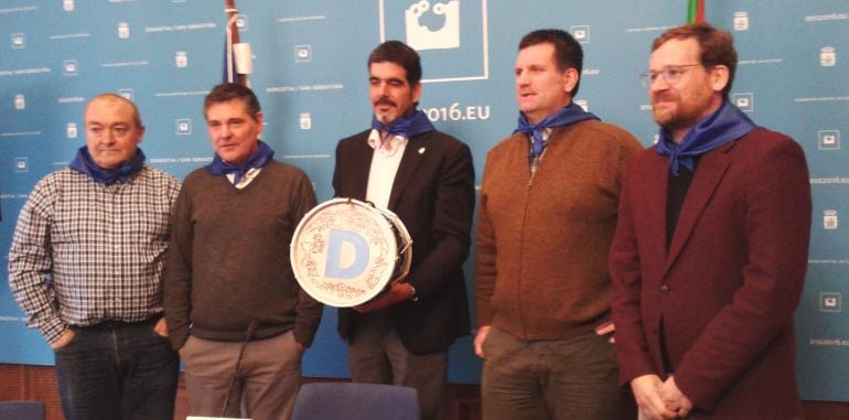 Juan Ramón Mendizabal, presidente de Gaztelubide, Javier Martínez, presidente de Unión Artesana, Eneko Goia, alcalde de San Sebastián, Alfonso Gurpegui, concejal de Actividades Festivas, y Pablo Berástegui, director de San Sebastián 2016, en la presentaci