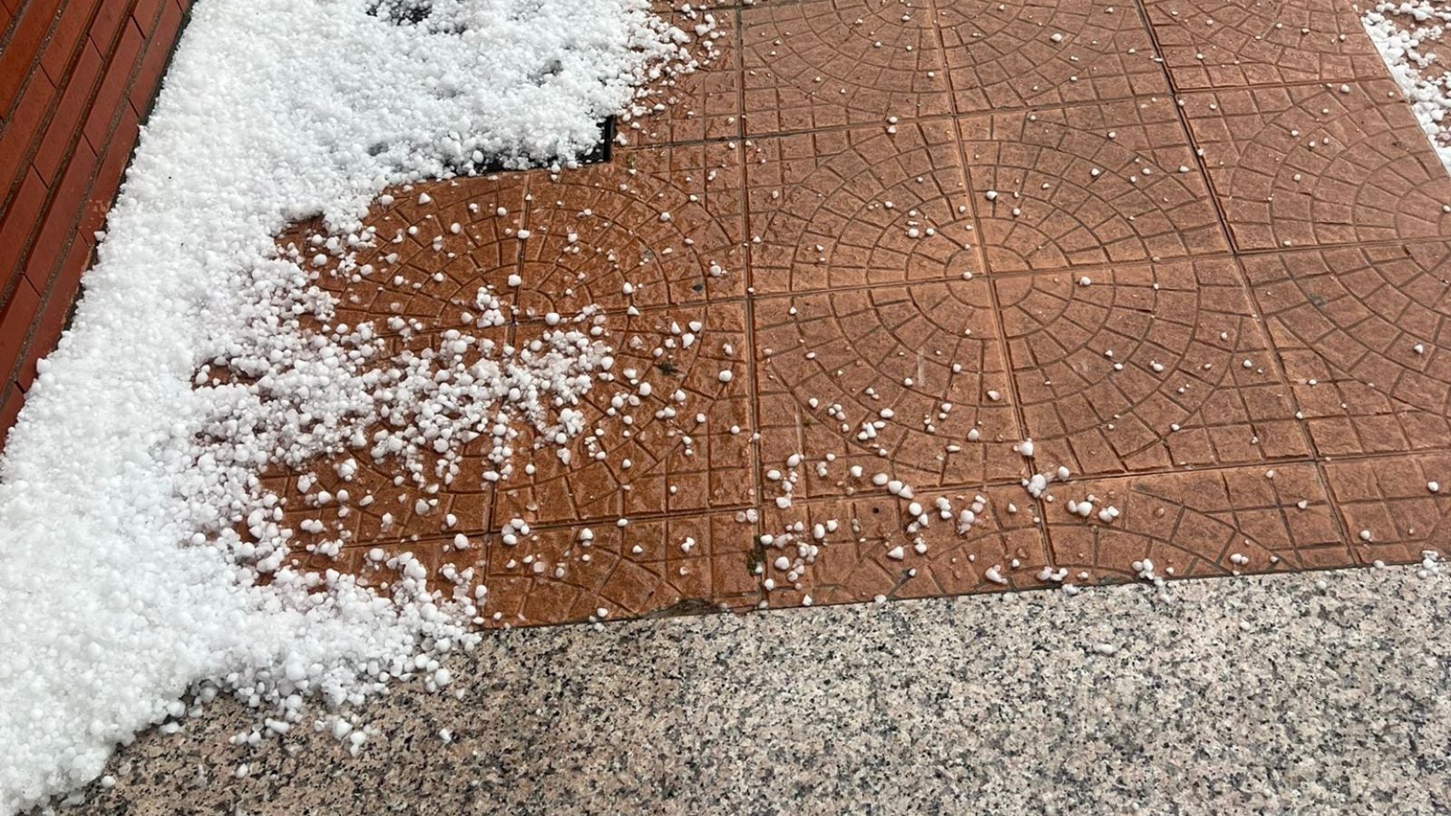 Granizo acumulado a las puertas de uno de los hoteles de Guadalajara capital