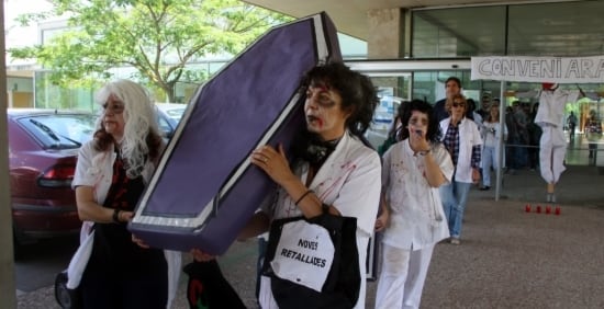 Personal sanitari del Parc Hospitalari Martí i Julià de Salt protesten simulant ser morts vivents per demanar el desbloqueig del conveni col.lectiu