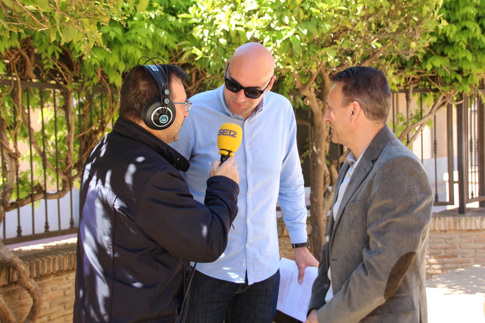 Miguel Meroño entrevista a Toni Sibina, edil de Deportes y José García, edil de comercio