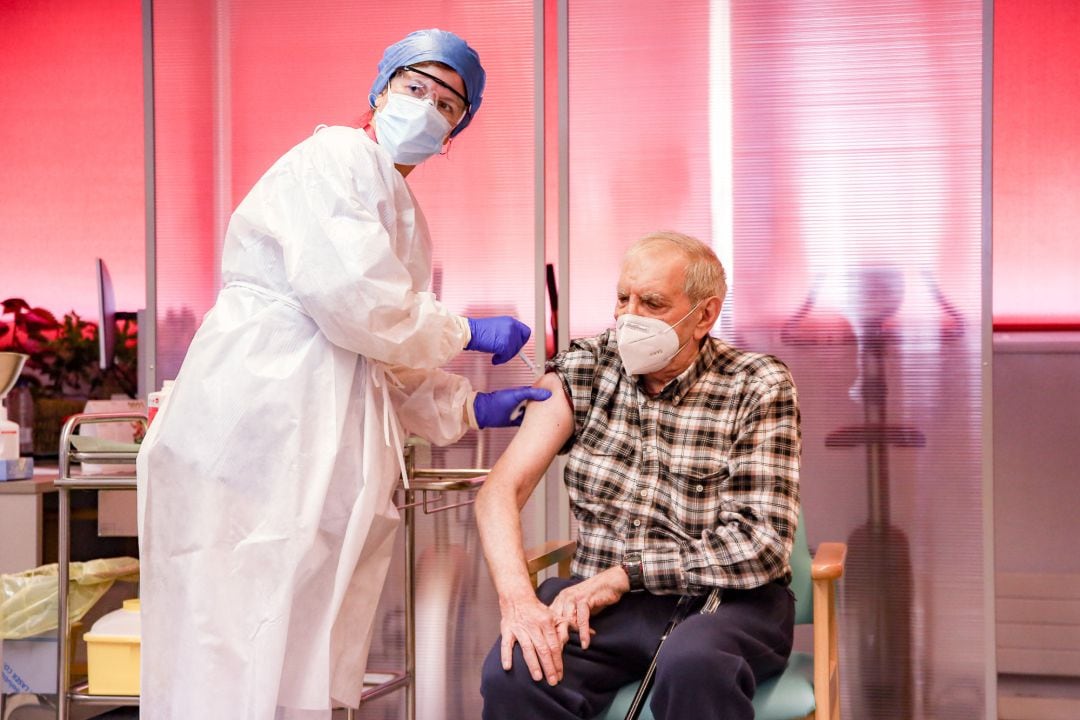 Imagen de archivo de un hombre recibiendo la vacuna en su residencia.