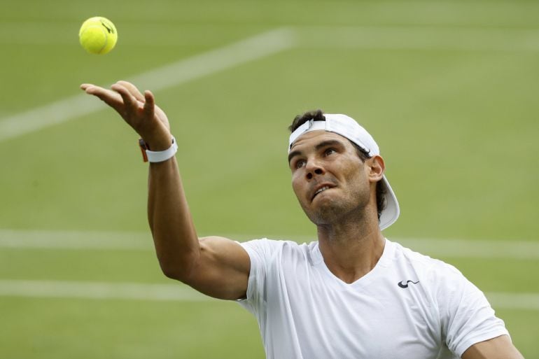 Rafael Nadal durante un entrenamiento en el All England Lawn Tennis Club de Londres.