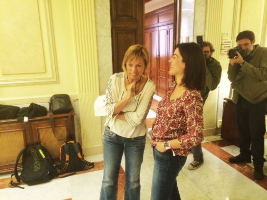 Miren Larrion y Leticia Comerón conversan antes de la reunión de la junta de portavoces