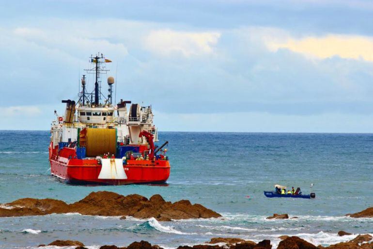 Un barco trabaja en el campo de pruebas de energía marimotriz de Armintza