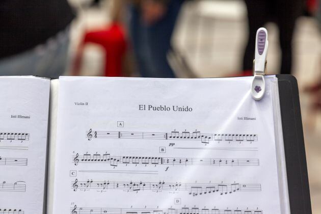 Partitura de &#039;El pueblo unido&#039; interpretada en español durante la protesta.