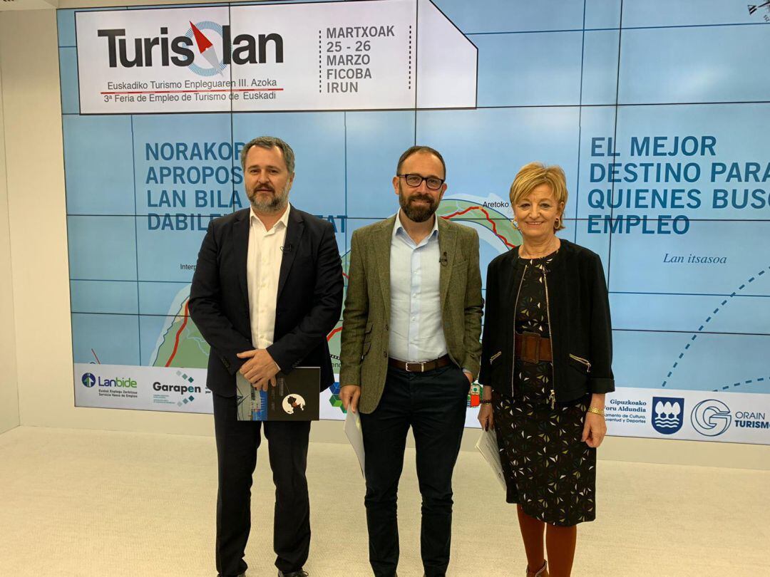 Ander Sarratea, gerente de Ficoba, con Denis Itxaso y Maite Cruzado, diputado y directora de Turismo de la DFG, en la presentación de la oferta de Turislan en esta tercera edición.