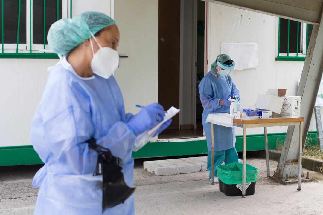 Dos sanitarias preparan pruebas PCR en Monforte de Lemos (Lugo).