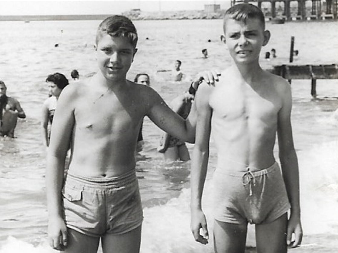 Juan Lozano, a la derecha, con un amigo en la playa del Club Náutico.