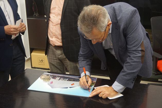 Presidente de Cruz Roja Española en la sede de Elda