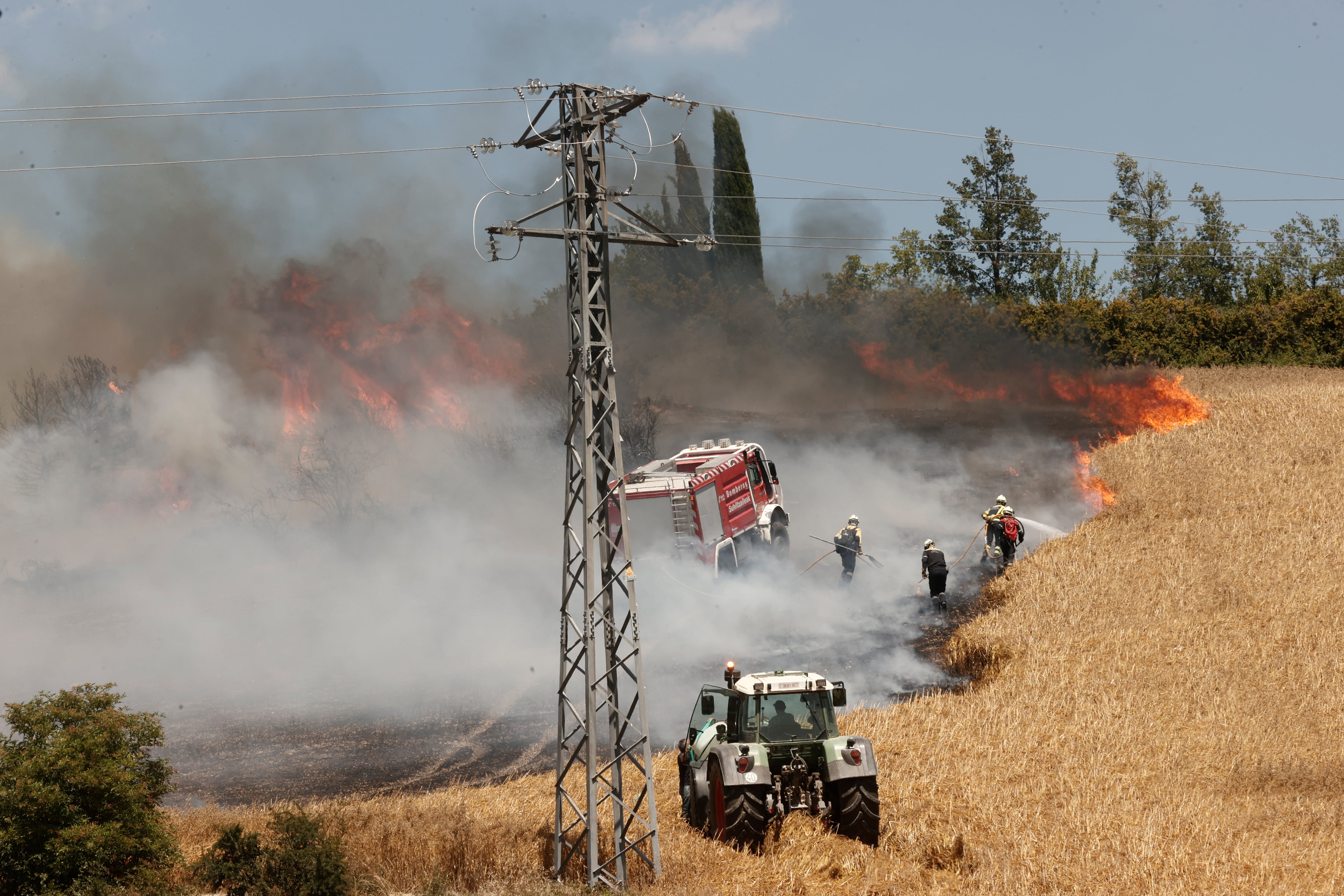 Bomberos trabajan para apagar un fuerte incendio en Olloki el año pasado. Navarra está en riesgo extremo de incendio forestal nuevamente.