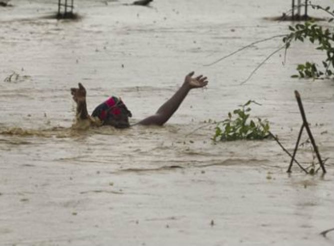 Una mujer en una calle completamente inundada en Puerto Príncipe