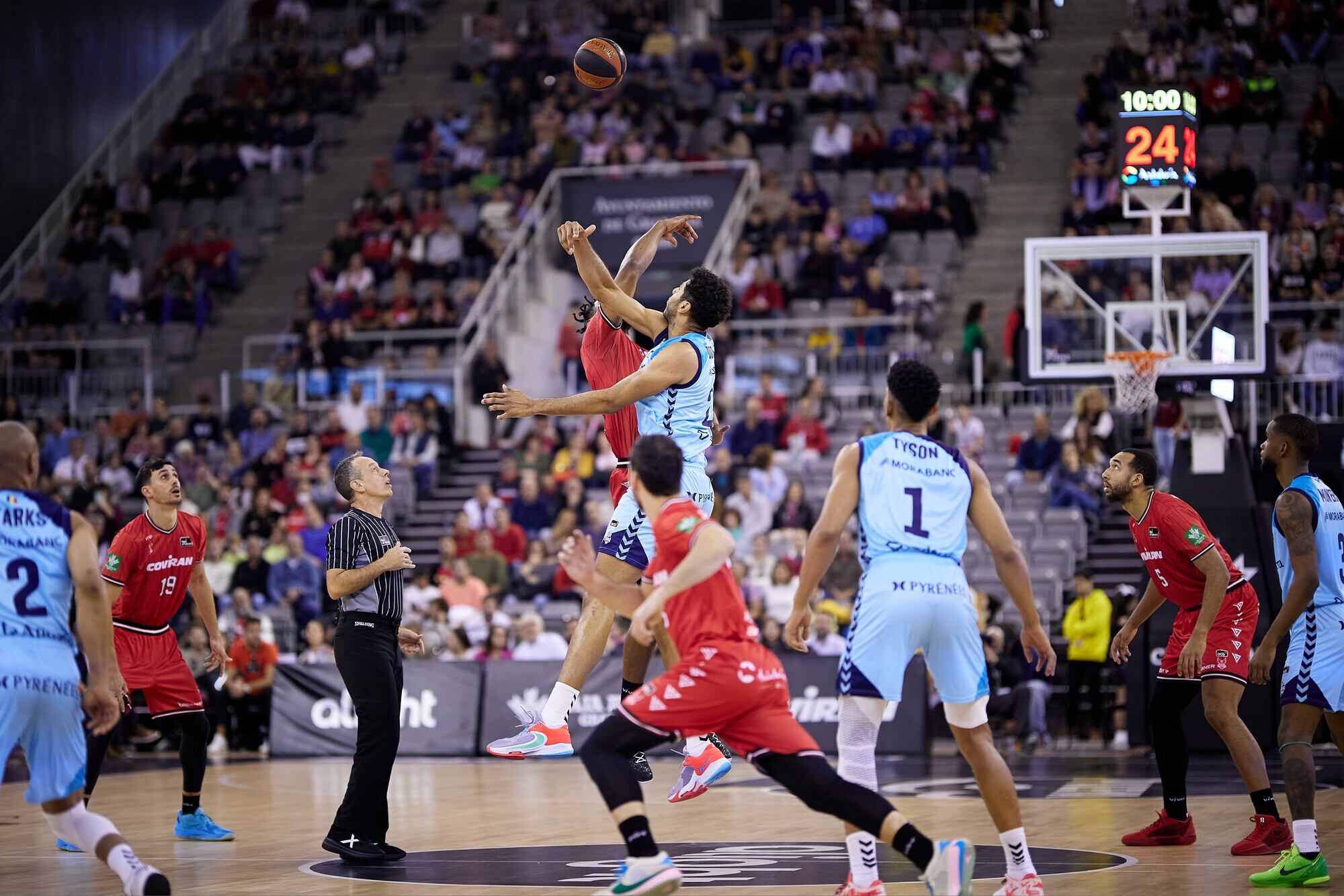 Una jugada del partit entre el Coviran Granada i el MoraBanc Andorra.