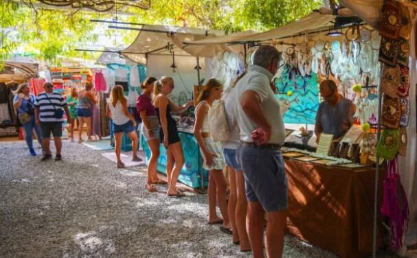 Mercadillo de Las Dalias Ibiza, que se celebra a las afueras de Sant Carles.