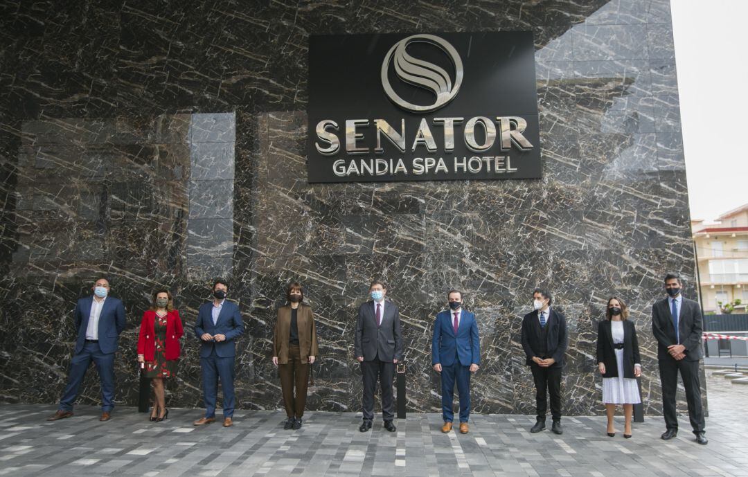 El president de la Generalitat, Ximo Puig, en el nuevo hotel Senator de la playa de Gandia 