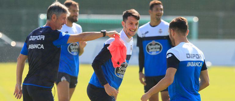 El jugador del Deportivo Luis Alberto sonríe durante un entrenamiento del primer equipo.