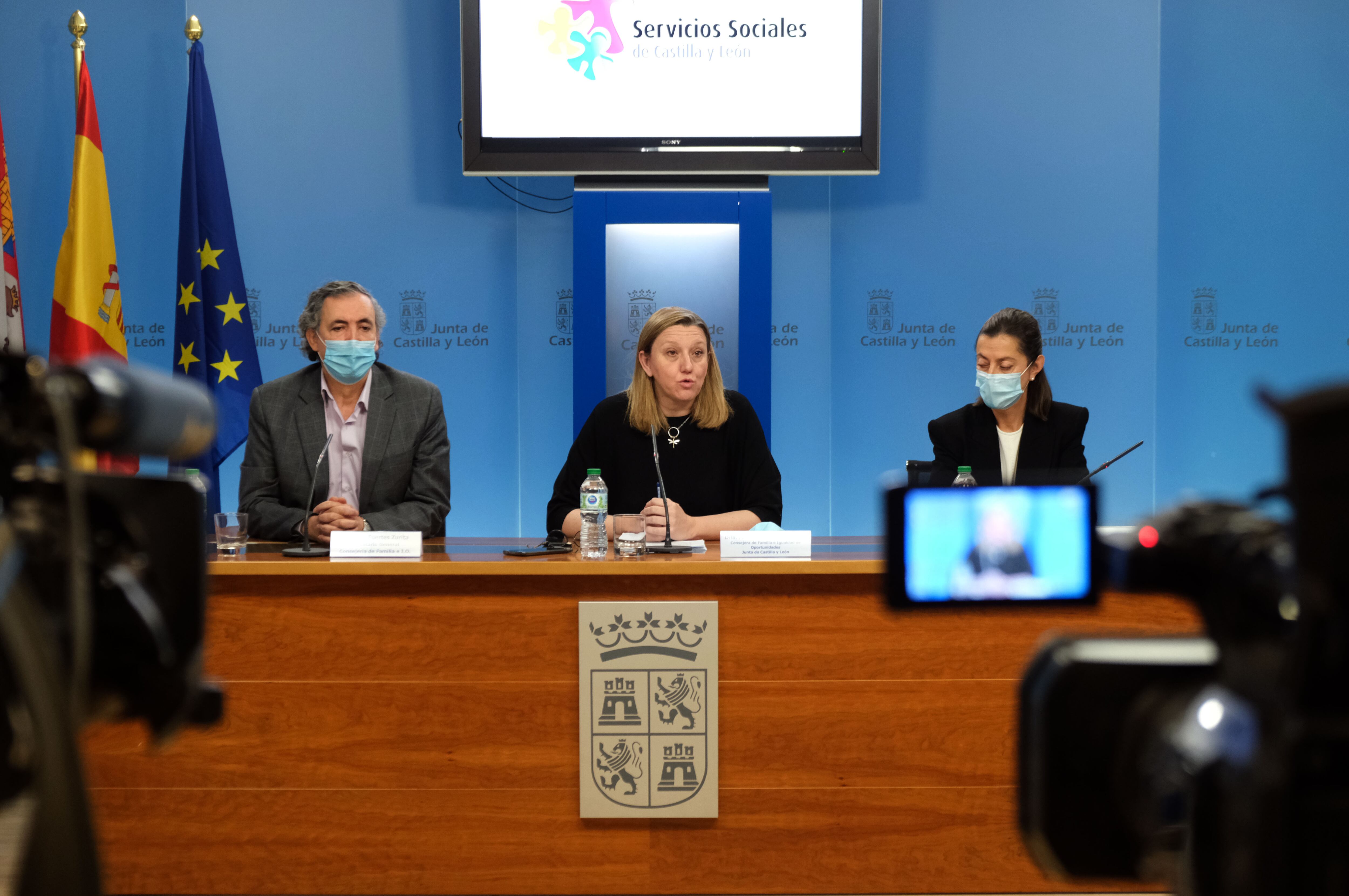 Isabel Blanco (c) en la rueda de prensa en la que ha informado de la situación de los menores ucranianos